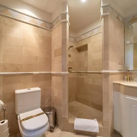 Apartment Cozy 2 Bedroom With Stunning Sea Views *