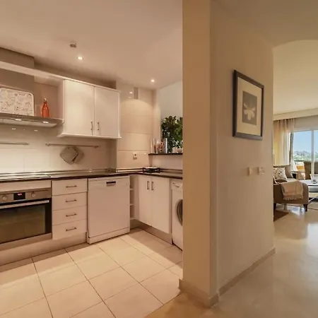 Apartment Cozy 2 Bedroom With Stunning Sea Views *